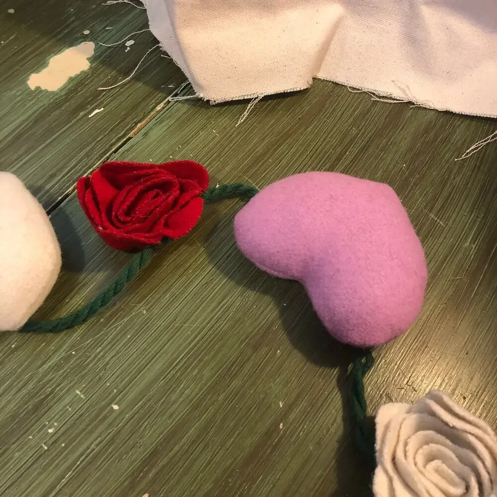 Target Threshold New without Box Garland Felt Hearts and Roses Valentine's Day